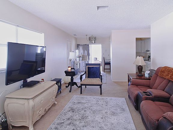 4th image of 10321 Larchmont Pl N
