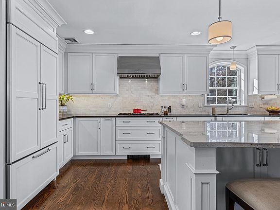 4th image of 1012 Waltham Rd