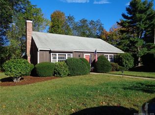 8 Thelbridge St, Madison, CT 06443