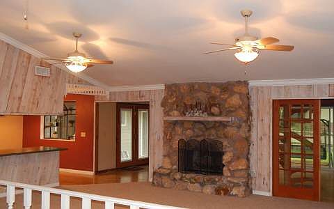 2nd image of 521 NW Clubview Cir
