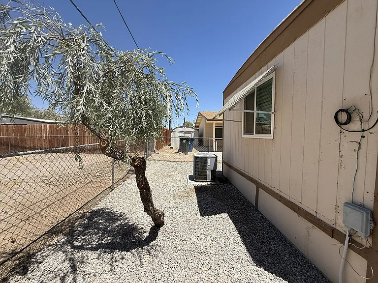 2111 Santa Cruz Ave — Photo 29