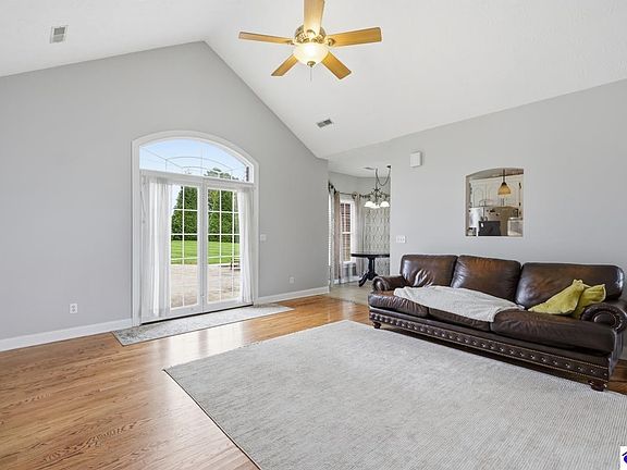 5th image of 1009 Colvin Ct