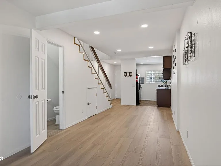 225 S Ventura Rd #101 — Photo 6