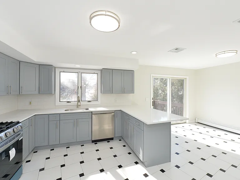 472 Central Blvd — Photo 7