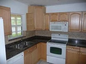 4th image of 721 NW 207th St