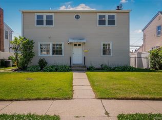 32 Gables Dr, Hicksville, NY 11801