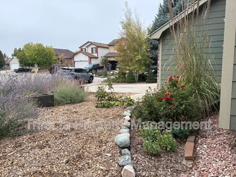 3 bed, 3.0 bath, 2125 sqft, $2,595 — Photo 2