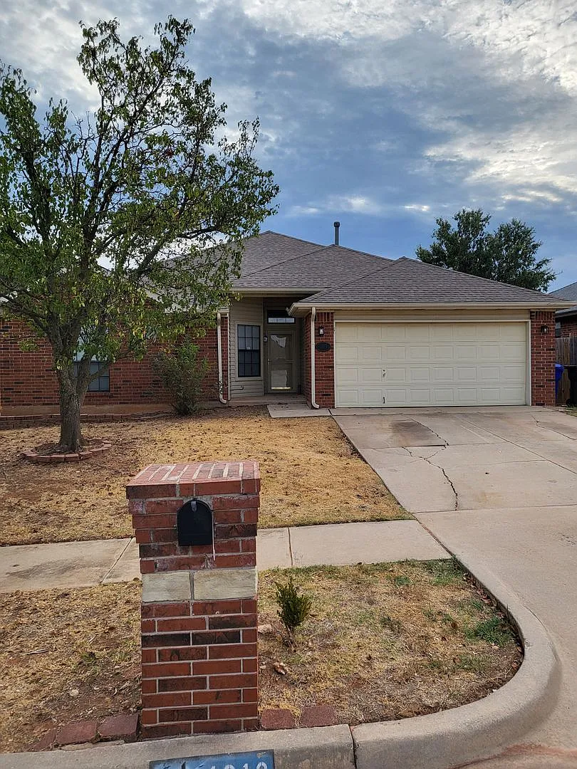 (3) Bed/(2) Bath + Study or 4th Bed Avail NOW! — Photo 1