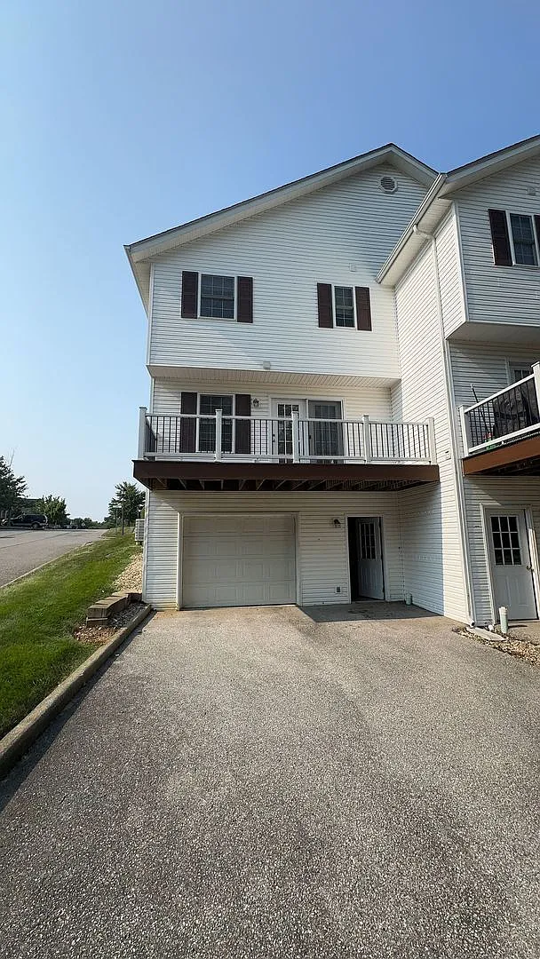 3 Bedroom Townhouse Available July 2027! Monthly Rent $1,925 — Photo 2