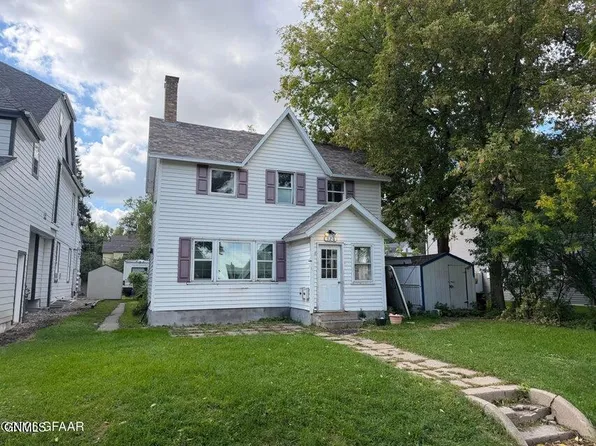 520 N 5th St, Grand Forks, ND 58203