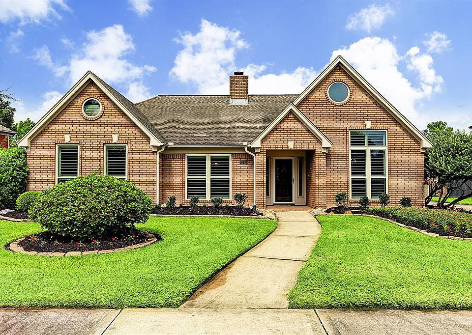 2112 Birdie Court presented by Sara Nguyen