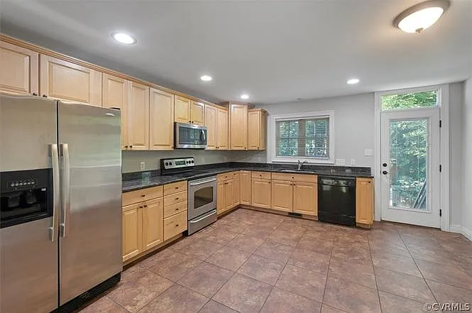 5 bed, 2320 sqft, $725 — Photo 2