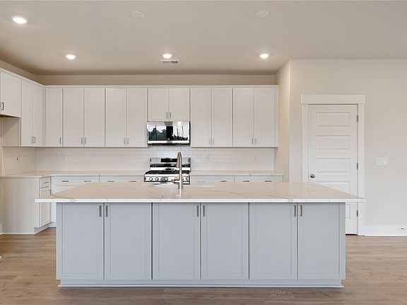 4th image of 188 Tiger Lily Dr