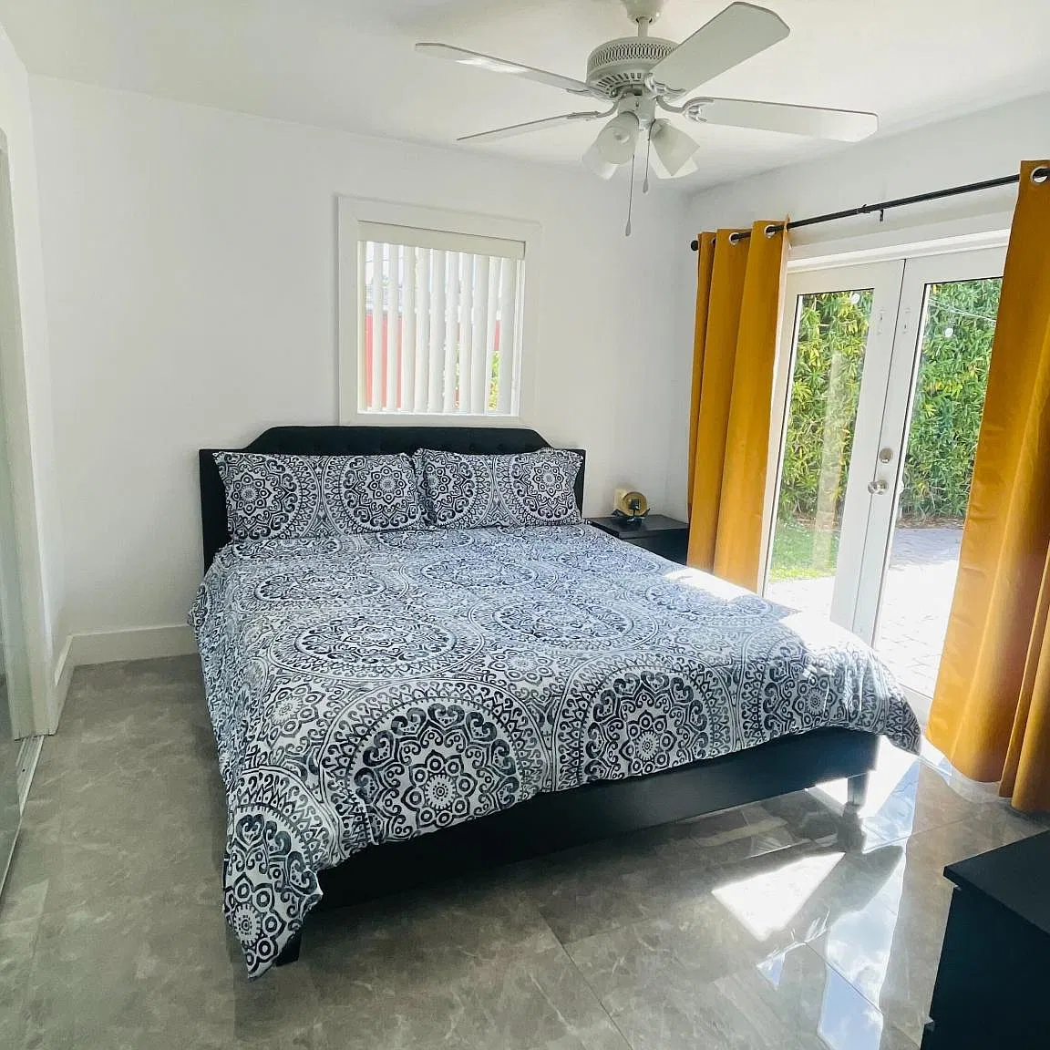 3 bed, 1.5 bath, 1100 sqft, $3,300 — Photo 2