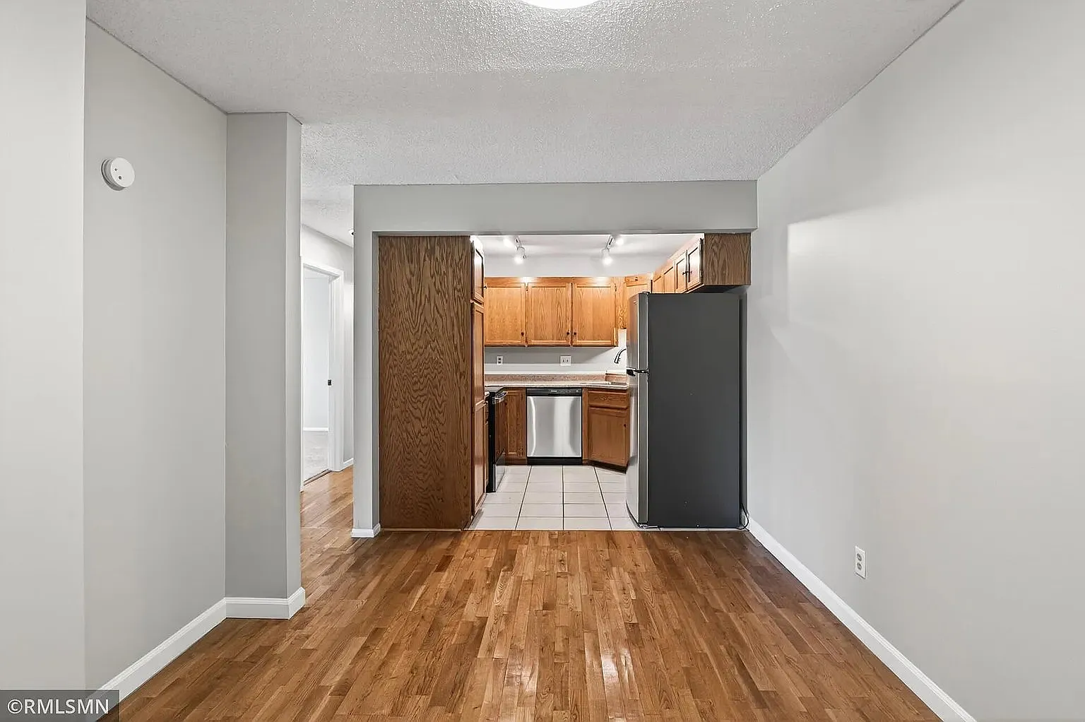 Chic 1 Bed 1 Bath Condo in St. Louis Park - $1275/mo — Photo 4