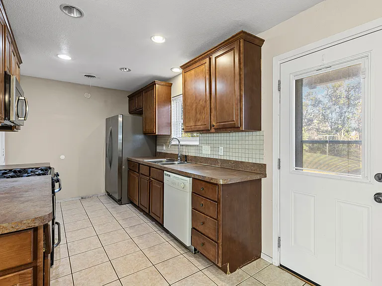1001 Altamont Dr — Photo 12