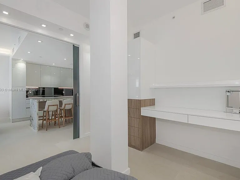 2301 Collins Ave #20 — Photo 24