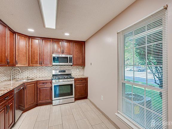 3rd image of 73 Goodwin Dr