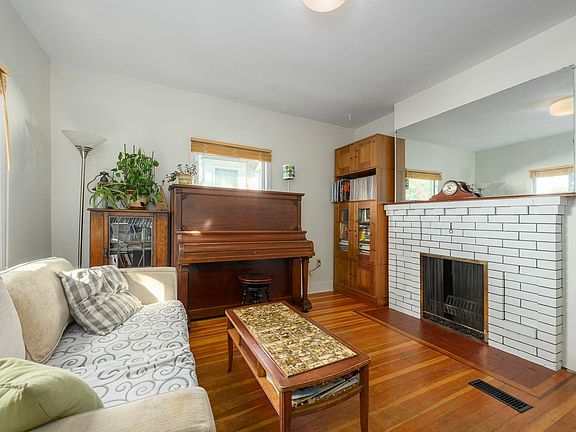 3rd image of 2633 Venables St