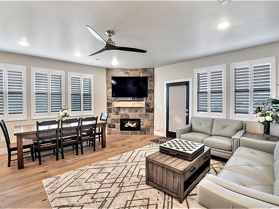 2nd image of 1145 E Helling Cir #103