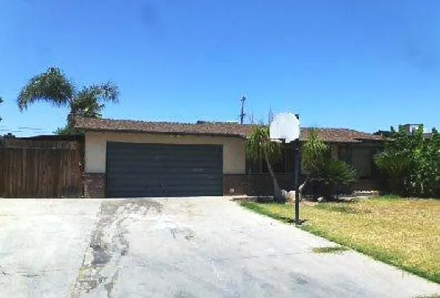 3121 Leonard St photo 1