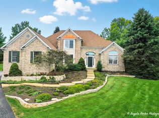 9 Bordeaux Ct, Oakwood Hills, IL 60013