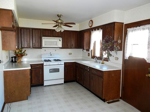 3rd image of 704 Berkshire Ln