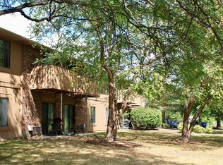 403 Dorchester St APT 105, Roselle, IL 60172