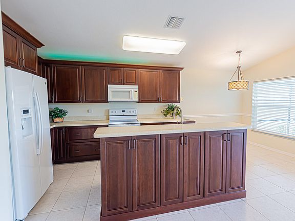 5th image of 606 NW Stanford Lane