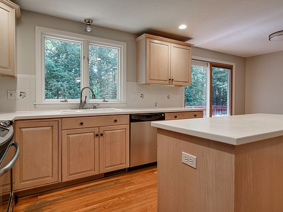 3rd image of 81 Tisdale Dr