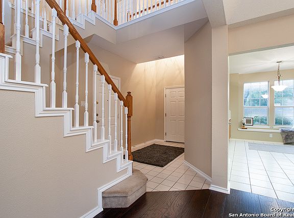 3rd image of 1203 Saxonhill Dr