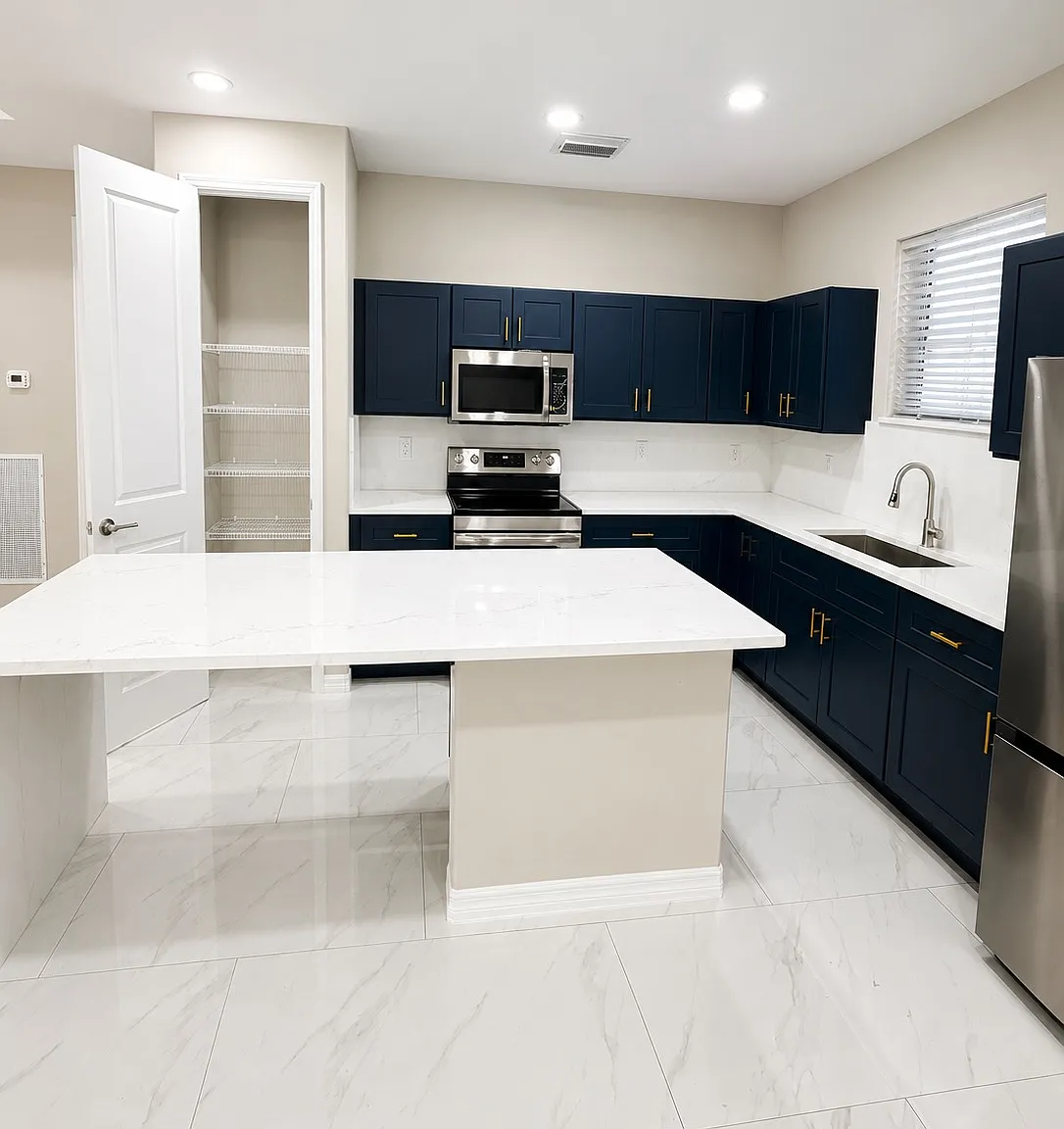 3 bed, 1396 sqft, $2,195 — Photo 2