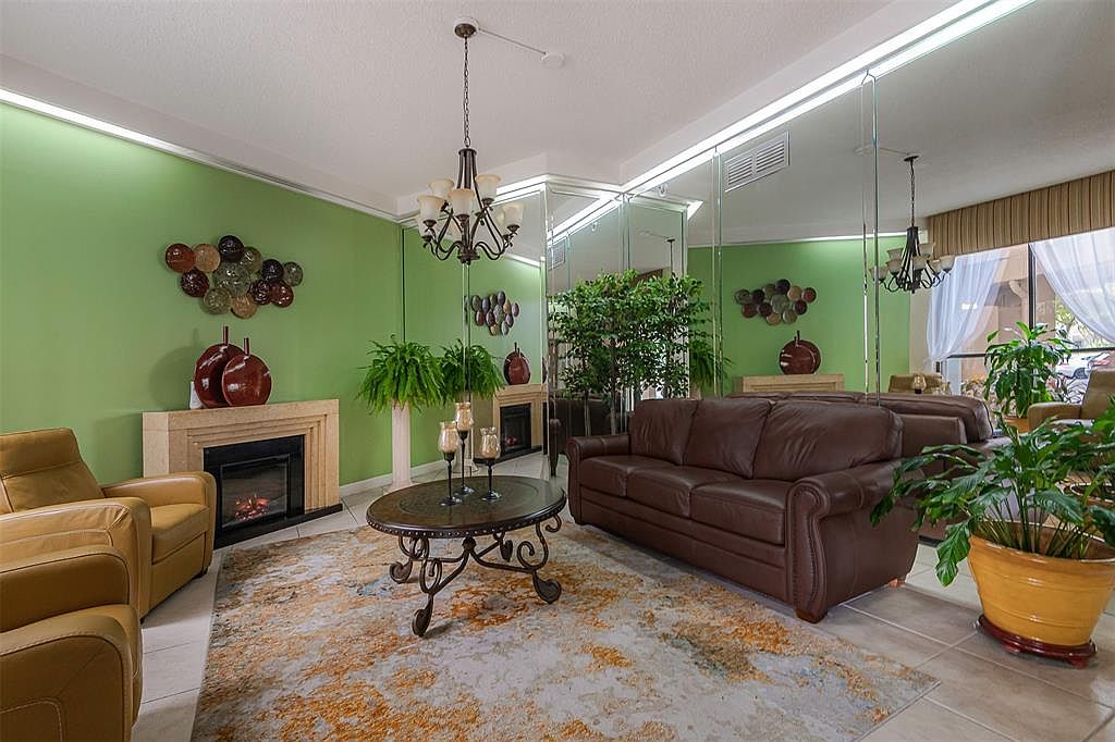 1100 Saint Charles Pl #821