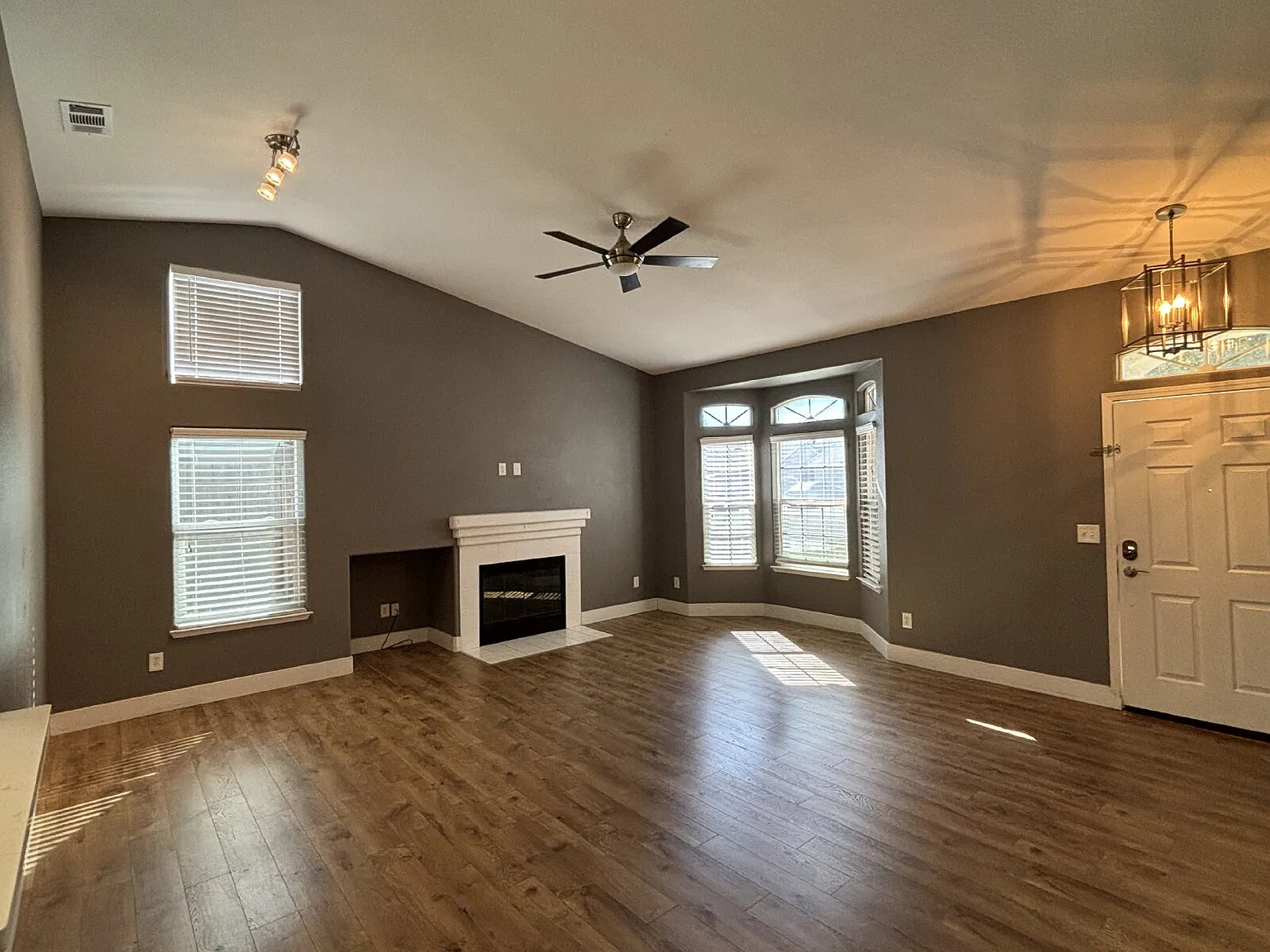 3 bed, 2.0 bath, 1333 sqft, $2,600 — Photo 3