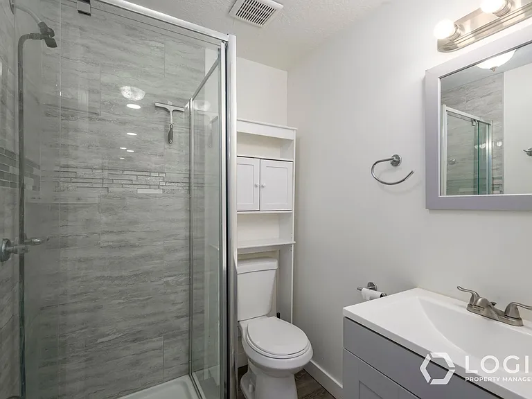 759 N Riverside Dr #UPSTAIRS — Photo 15
