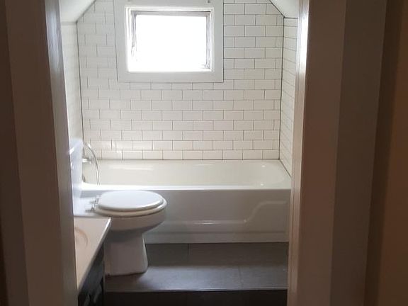 2nd image of 1402 Pleasant St #2