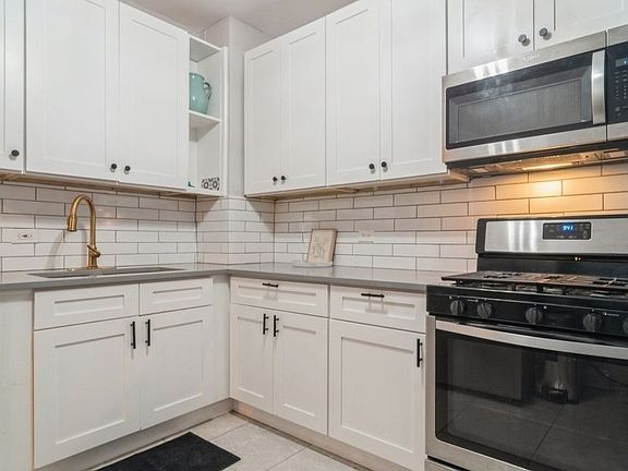 2nd image of 1633 N Artesian Ave #1R