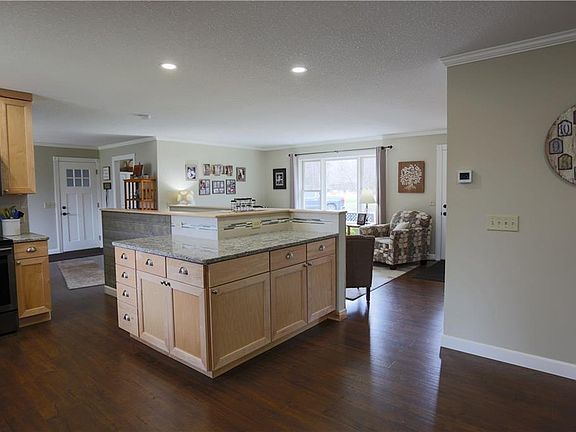 5th image of 240 Glen Cir
