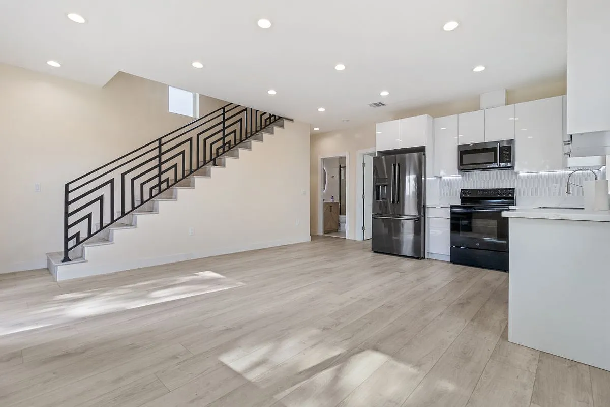 3 bed, 3.0 bath, 1200 sqft, $4,200 — Photo 1