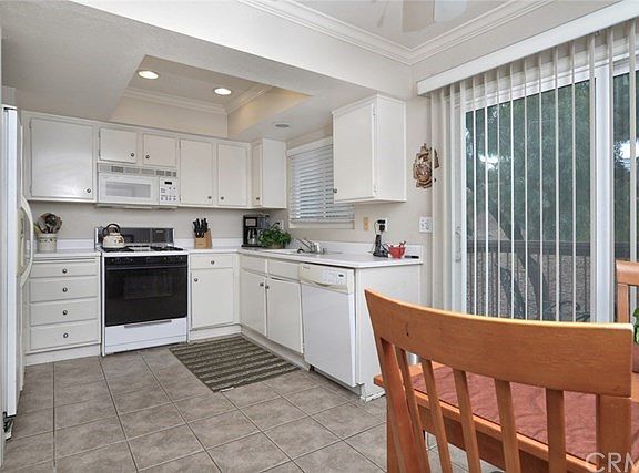 Light & bright kitchen w/updated lighting & crown moulding!