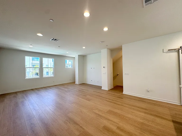 2554 Delphinium Ln — Photo 6