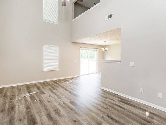 4th image of 205 Silver Ridge Dr
