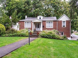 2 University Pl, Great Neck, NY 11020