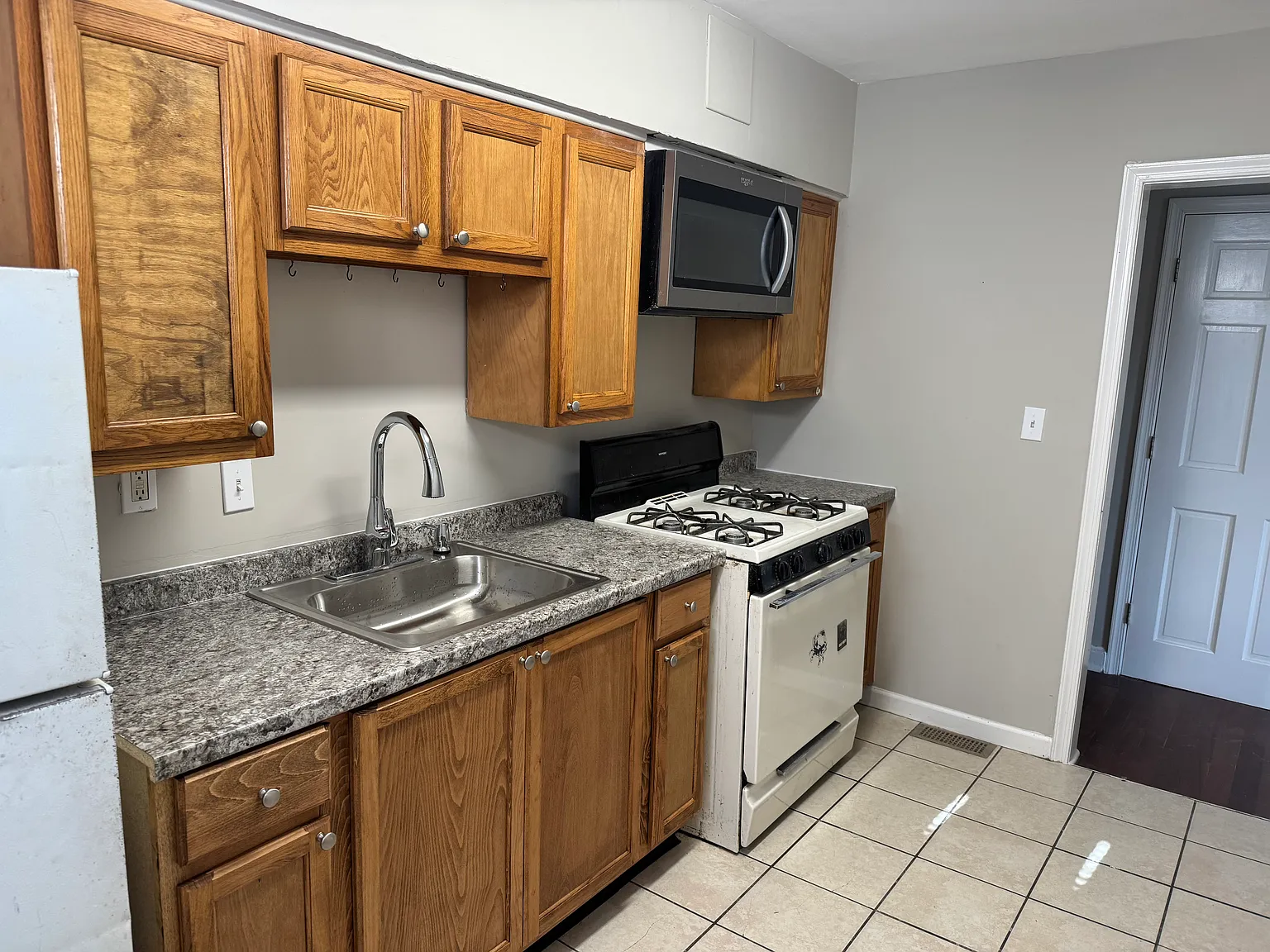2 bed, 1000 sqft, $1,200 — Photo 3