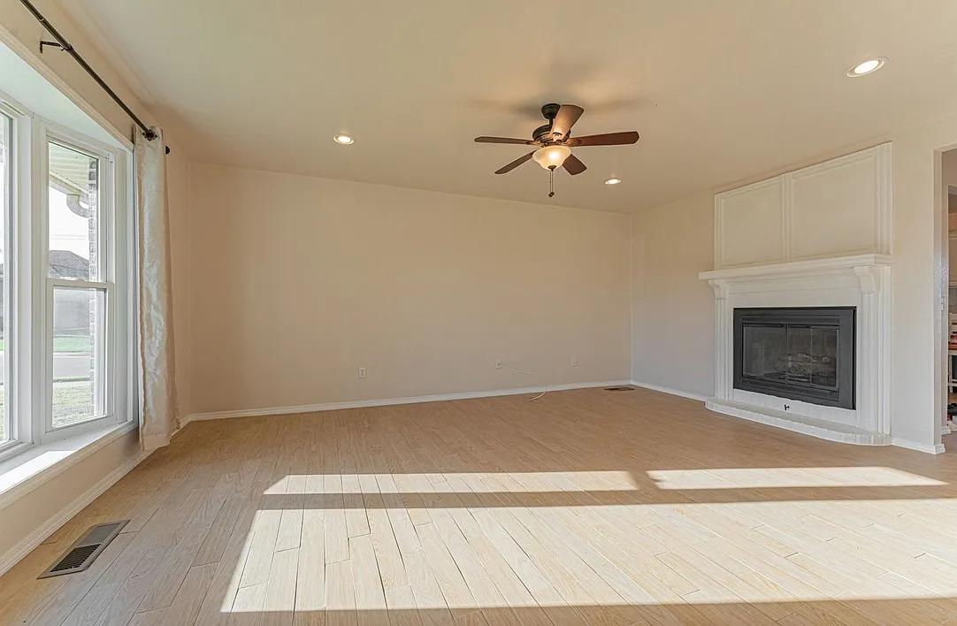 4 bed, 2360 sqft, $2,200 — Photo 4