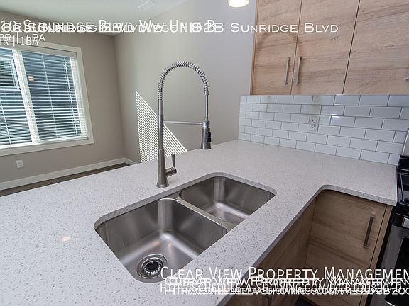 3rd image of 110 Sunridge Blvd W Unit B
