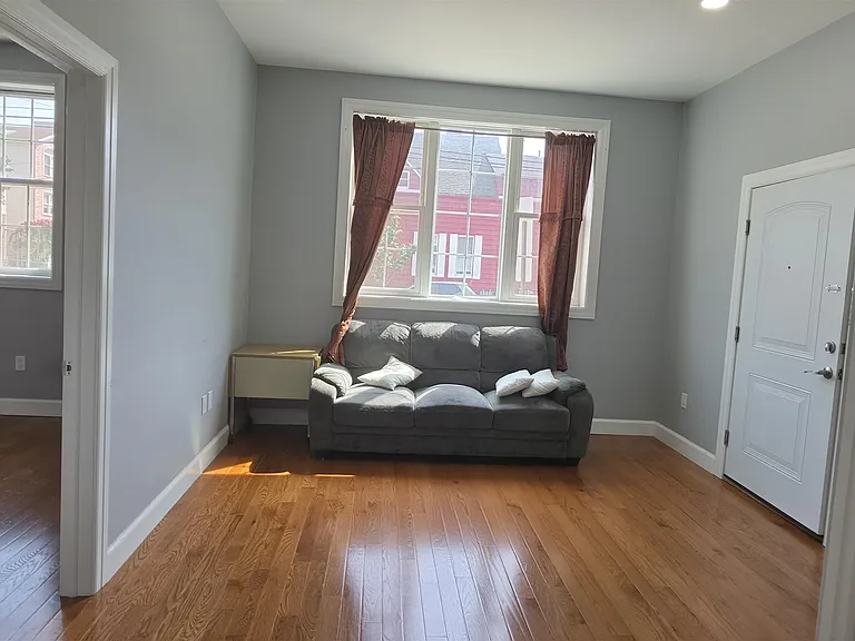 100 Griffith St #1R — Photo 3