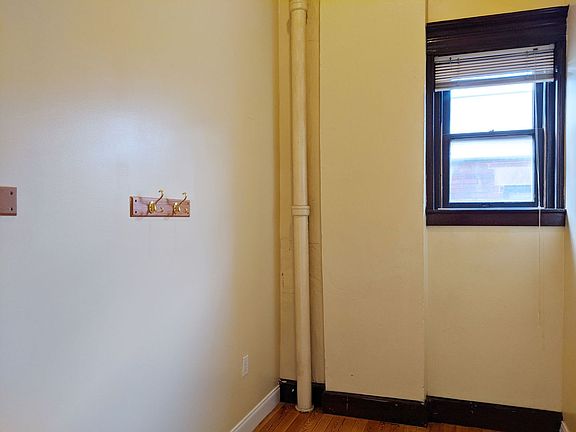 3rd image of 116 1/2 N Walnut St #2B-1Ba-996Sqft
