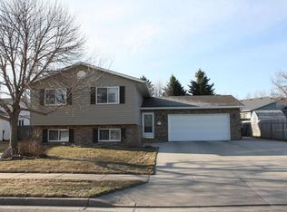 207 Versailles Ave, Bismarck, ND 58503