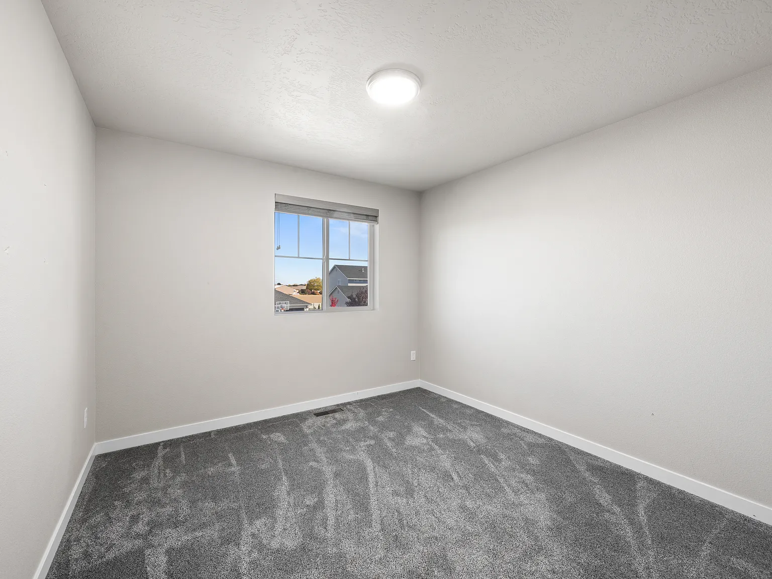 5 bed, 2.5 bath, 2390 sqft, $700 — Photo 2